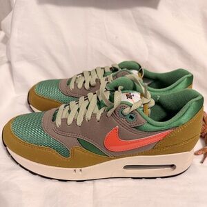NIKE
Green Air Max 1 '86 OG Big Bubble Powerwall Sneakers Men’s 7 Womens 8.5